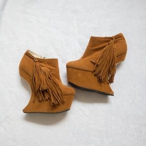 Brown heel less platform shoes, with tassels